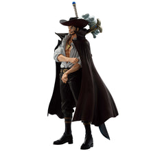 Load image into Gallery viewer, One Piece Bandai Masterlise Ichibansho Figure Dracule Mihawk (Beyond the Trials)
